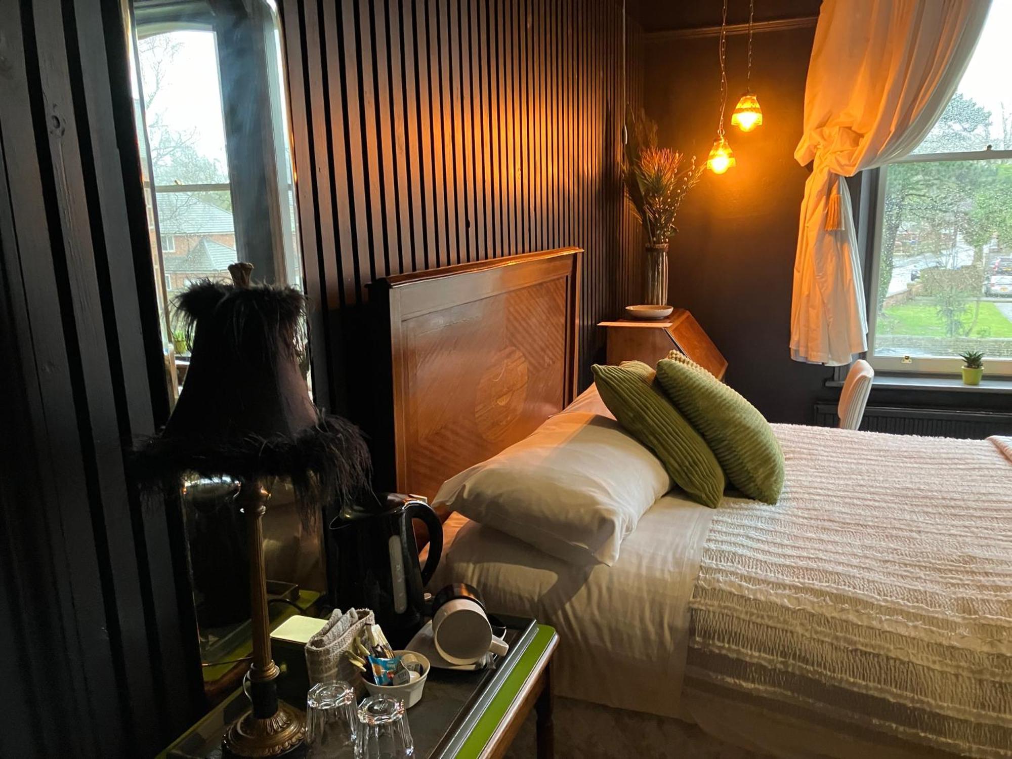 Cornerstones Guest House Сейл Экстерьер фото