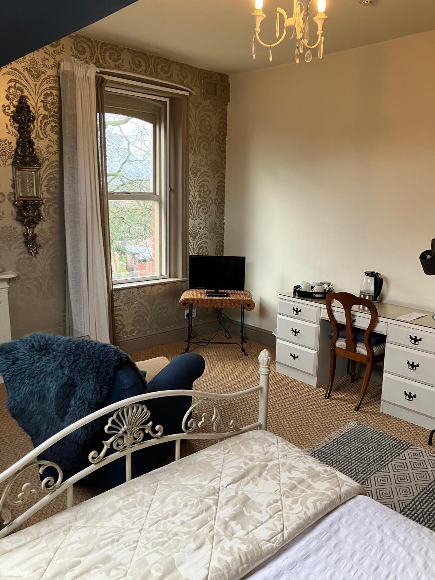 Cornerstones Guest House Сейл Экстерьер фото