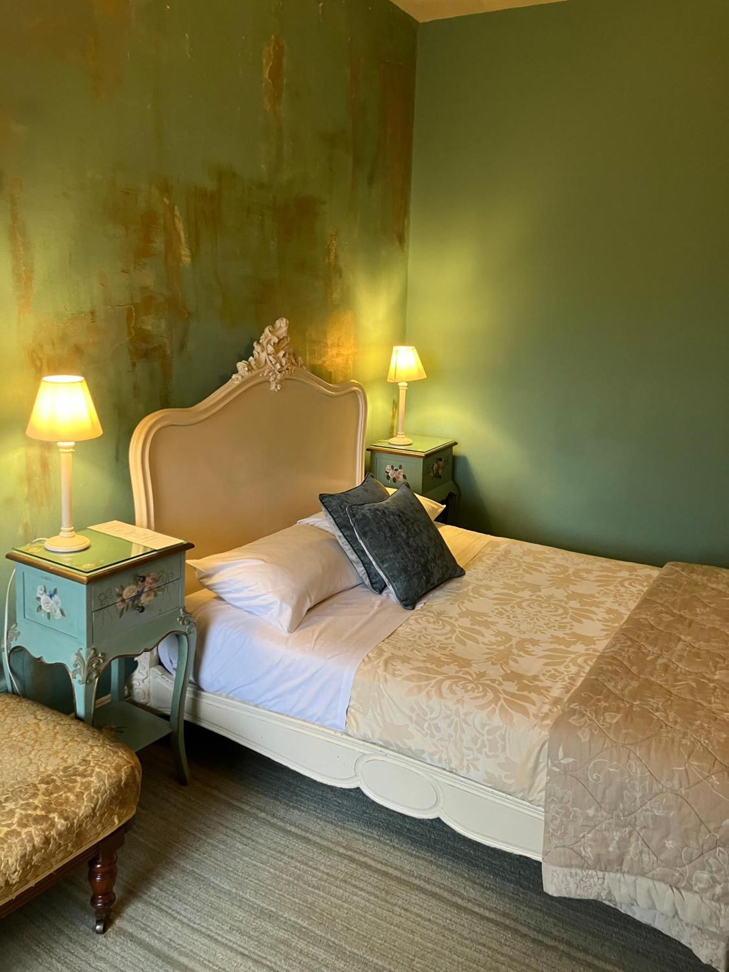 Cornerstones Guest House Сейл Экстерьер фото