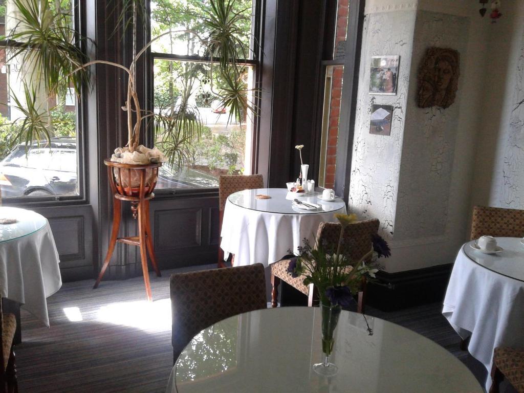 Cornerstones Guest House Сейл Экстерьер фото